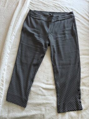 Roz & Ali Black and White Geometric Knit Cropped Pants with Button Detailing